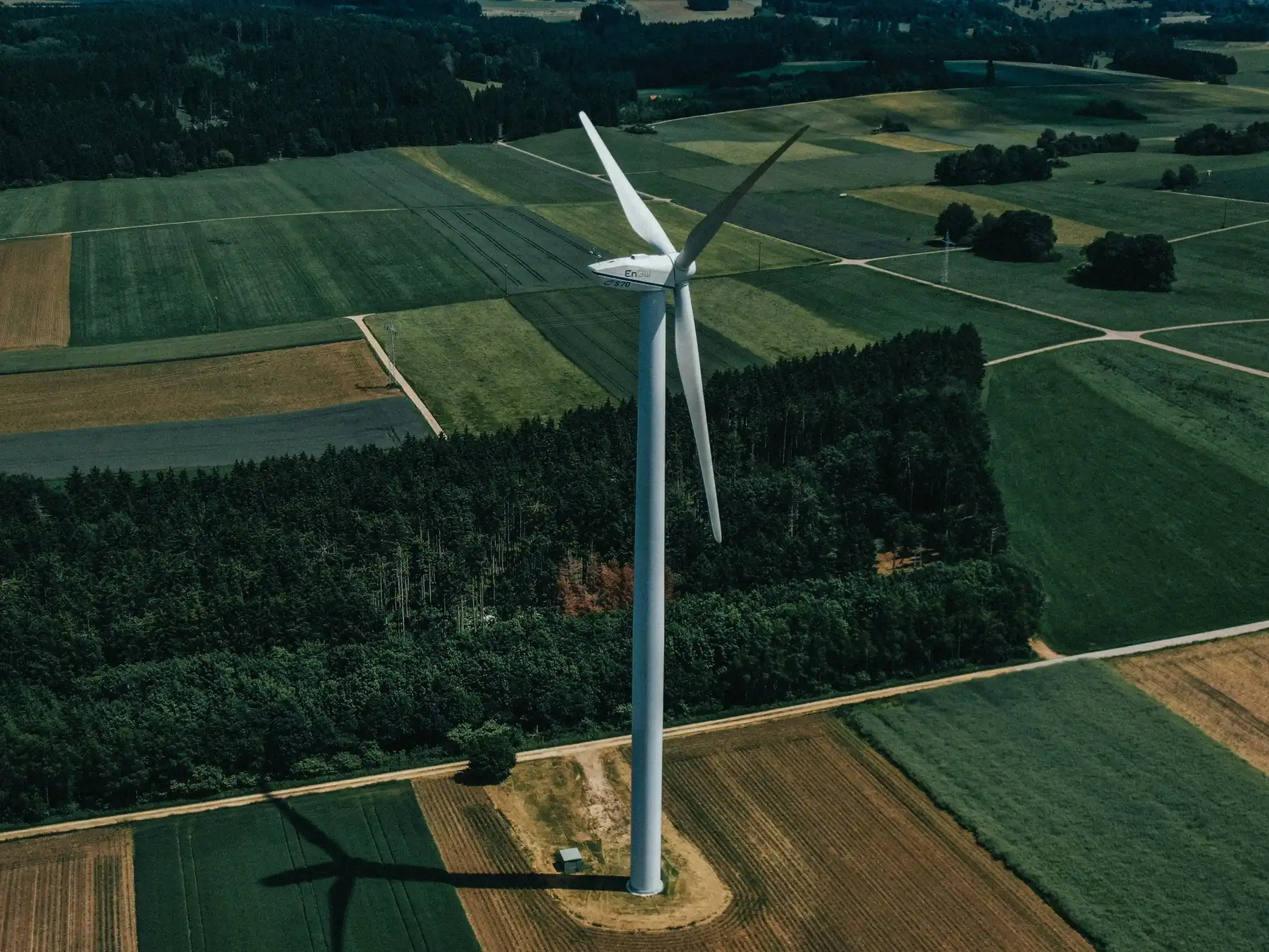 Windkraftanlage auf einem Feld