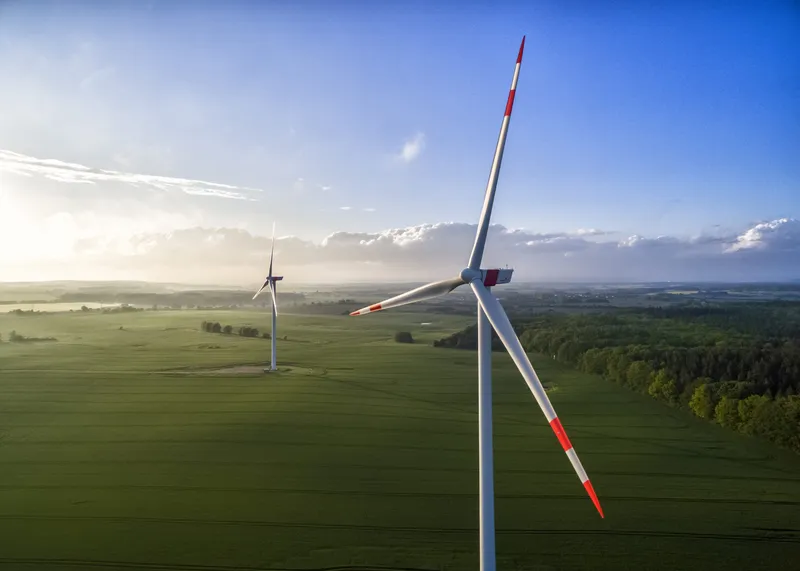 Windkraftanlage auf einem Feld